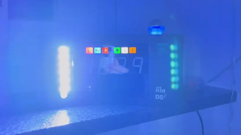 Smarter Wecker für gehörlose Menschen, der über verschiedene Lichtsignale auch darauf aufmerksam macht, wenn Rauchmelder, Türklingel oder Telefon ertönen.