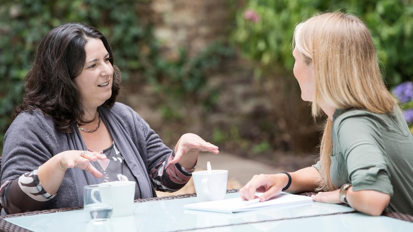 Zwei Frauen unterhalten sich