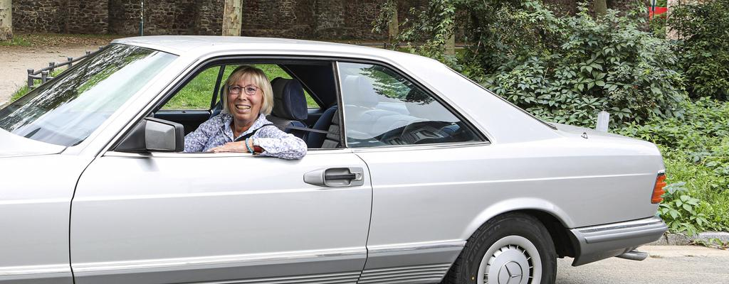 Die Aktion Mensch Lotto-Gewinnerin Angelika aus Darmstadt in ihrem Mercedes Oldtimer.