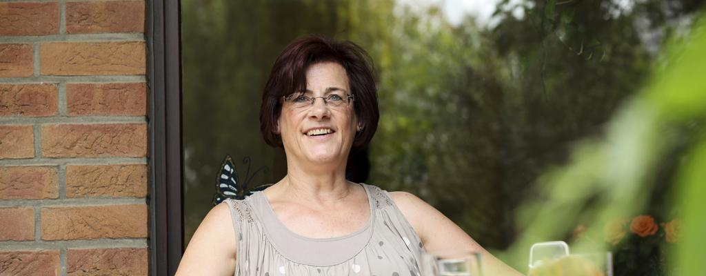 Die Aktion Mensch Lotto-Gewinnerin Gabi aus Baesweiler auf ihrer Terrasse.