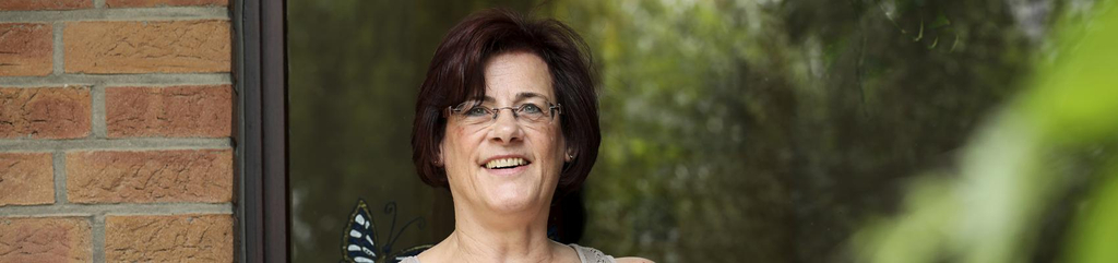 Die Aktion Mensch Lotto-Gewinnerin Gabi aus Baesweiler auf ihrer Terrasse.