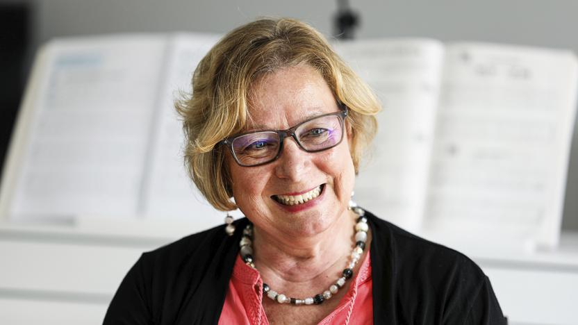 Die Aktion Mensch Lotterie-Gewinnerin Regina sitzt in ihrem Wohnzimmer und erzählt von ihrem Gewinn.