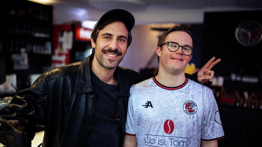 Max Giesinger steht neben Felix Roth und zeigt das Peace-Zeichen