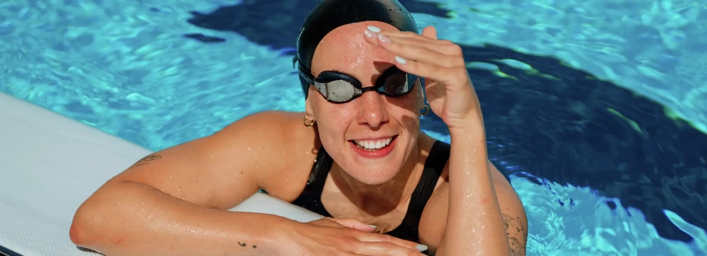 Porträt der Schwimmerin Maike Schwarz im Wasser am Beckenrand