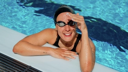 Porträt der Schwimmerin Maike Schwarz im Wasser am Beckenrand