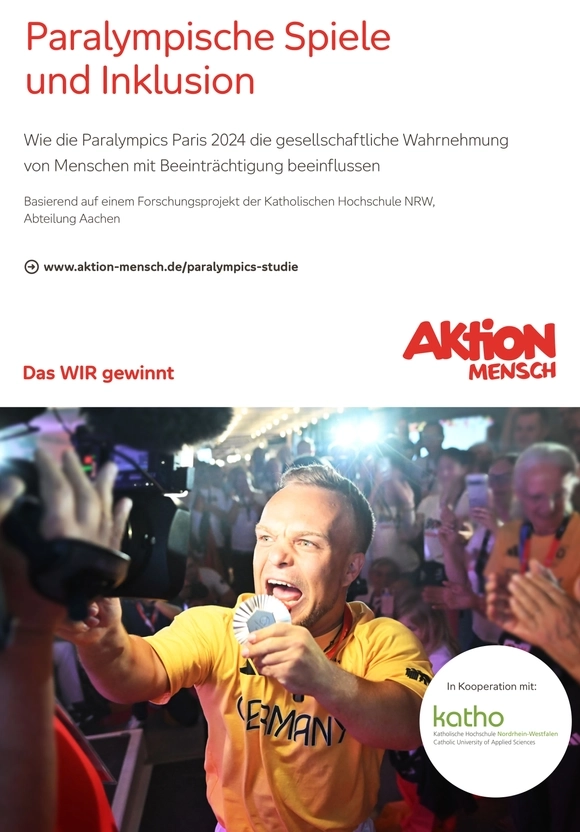 Zu sehen ist das Titelblatt der Aktion Mensch Studie "Paralympische Spiele und Inklusion - Wie die Paralympics Paris 2024 die gesellschaftliche Wahrnehmung von Menschen mit Beeinträchtigung beeinflussen". Unter der Überschrift ist das Bild des Para Kugelstoßer Niko Kappel zu sehen der seine Medaille in Richtung einer Fernsehkamera im Deutschen Haus Paralympics in Paris 2024 präsentiert.