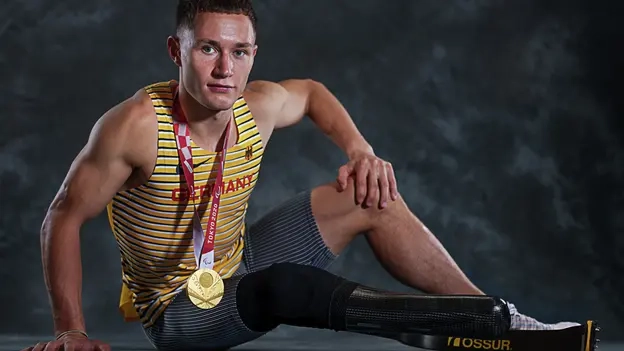 Paralympics Teilnehmer Felix Streng mit Goldmedaille