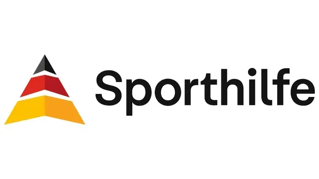 Das Logo der Stiftung Deutsche Sporthilfe. Neben einem grafischen Dreieck in Deutschland-Farben steht das Wort Sporthilfe.