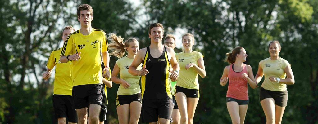 Eine Gruppe von jungen Läufern joggt im Grünen