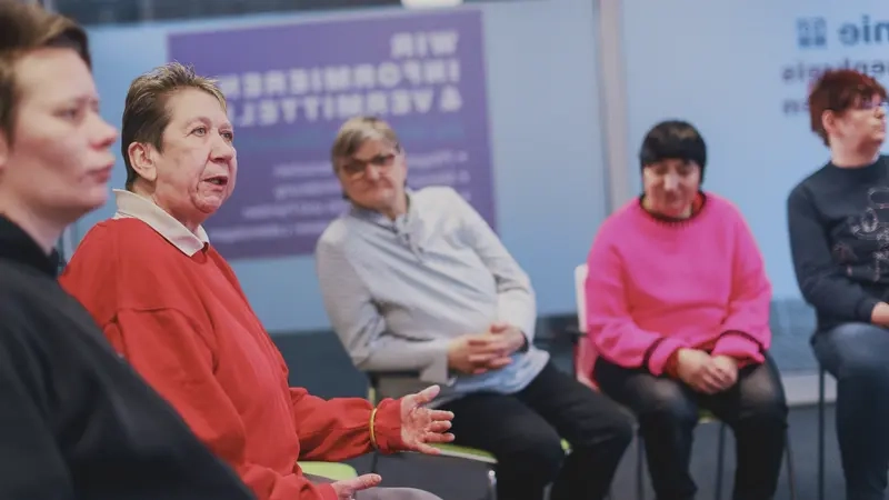 Eine Gruppe Frauen sitzt in einem Seminarraum.