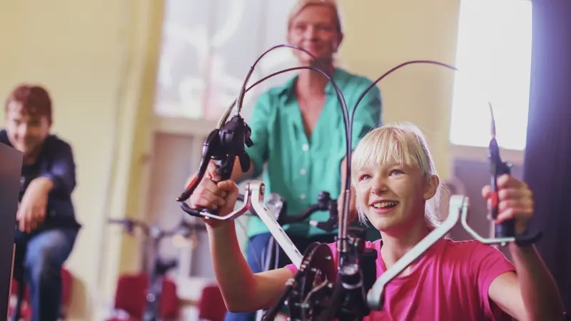 Ein Mädchen auf einem Handbike.