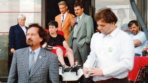 Mehrere Menschen auf den Treppen vor einem Gebäude