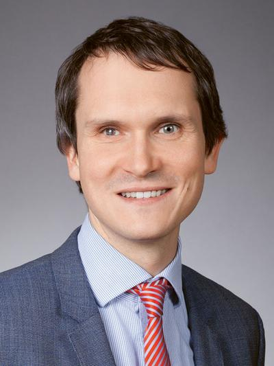 Porträt eines lächelnden Mannes im Anzug