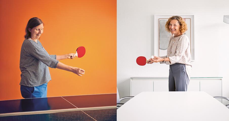 Fotomontage zweier Frauen, die sich mit Tischtennisschlägern gegenüberstehen