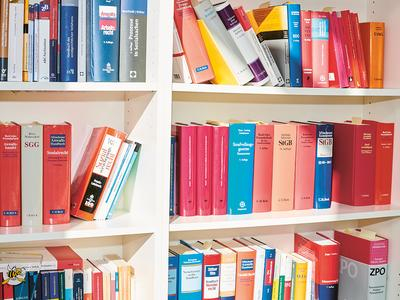 Bücherwand in einer Kanzlei