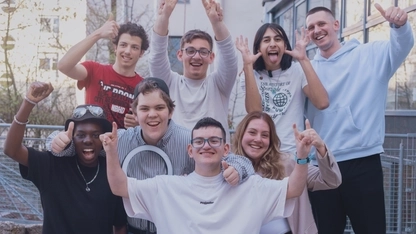 Gruppenbild der Teilnehmenden und des Leiters des Social-Media-Workshops. Die sechs Jugns im Teenager-Alter, eine junge Frau und der Gruppenleiter (etwa Mitte 30) posieren draußen vor einem Gebäude für das Foto und halten alle die Daumen hoch.