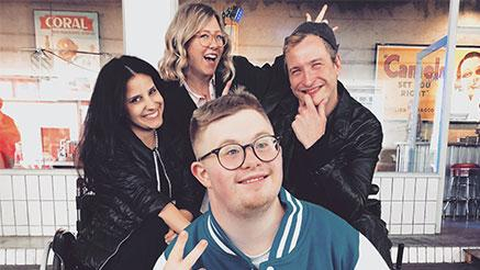 Die inklusive Besetzung der Aktion Mensch-Riverdale-Folge von Serien mal anders lächelt in die Kamera. Die Besetzung besteht aus zwei Frauen und zwei Männern mit und ohne Behinderung.