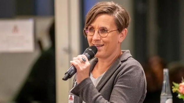 Christina Marx moderiert auf einer Veranstaltung.