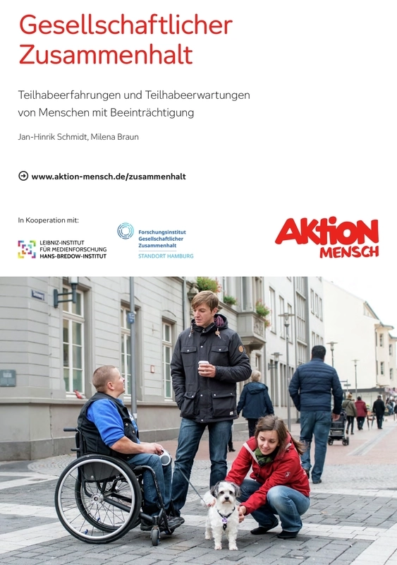 Titelseite der Studie "Gesellschaftlicher Zusammenhalt". Oben auf der Seite steht der Name der Studie, die Autoren Jan Henrik Schmidt und Milena Braun, sowie die Kooperationspartner, die die Atudie herausgeben: Leipnitz-Institut für Medienforschung, Forschungsinstitut Gesellschaftlicher Zusammenhalt. Oben steht der Name der Studie und der beiden Autoren (Jen-Hinrik Schmidt und Milena Braun), darunter die der Koopetrationspartner (Leibniz-Institut für Medienforschung, Forschungsinstitut Gesellschaftlicher Zusammenhalt und Aktion Mensch). Auf der unteren Hälfte der Seite ist ein Foto zu sehen. Drei Erwachsene in einer Fußgängerzone in einer kleinen Stadt. Ein Rolli-Fahrer mit kleinem Hund unterhält sich mit einem jungen Mann im Parker. Eine junge Frau mit roter Jacke kniet und streichelt den Hund.