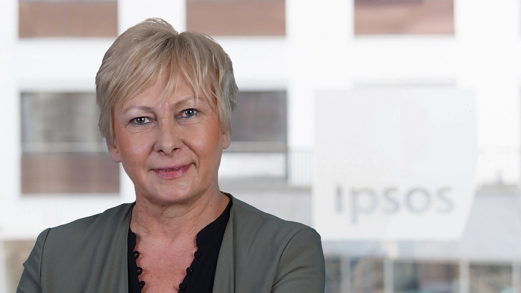 Porträt von Armgard Zindler, einer Frau mit kurzen grau-blonden Haaren. Sie lächelt in die Kamera.