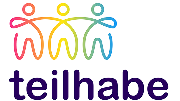 Drei bunte einander die Hände reichende Strichmännchenfiguren, darunter das Wort Teilhabe