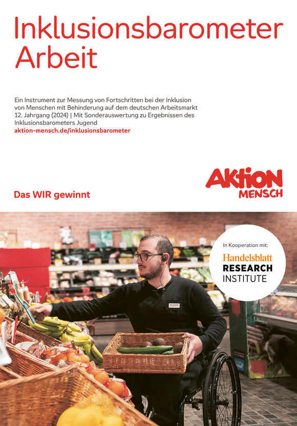 Titelseite der Studie Inklusionsbarometer Arbeit. Auf der unteren Hälfte der Seite sieht man einen Mann, der in einem Supermarkt die Gemüse-Auslage nachfüllt. Darüber steht der Titel der Studie