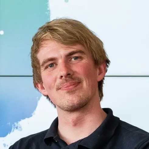 Porträt eines jungen Manns  mit blonden kurzen Haaren und Oberlippenbart