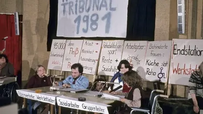 Vier Personen mit Behinderung halten eine Pressekonferenz ab. Über den Tischen hängt ein Plakat mit der Aufschrift "Krüppel-Tribunal 1981".