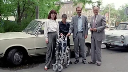Dieter Gutschick und drei weitere Personen stehen vor einem Auto.