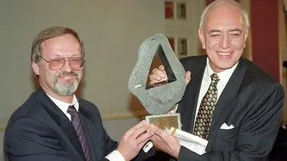 Dieter Gutschick und Hans Mohl halten gemeinsam einen Preis in der Hand.