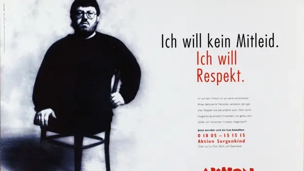 Ein Mann ohne Beine sitzt auf einem Stuhl. Neben ihm ist der Schriftzug "Ich will kein Mitleid. ich will Respekt." zu lesen.