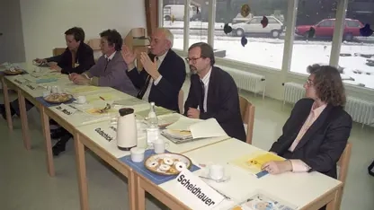 Dr. Hans Mohl, Dieter Gutschick und drei weitere Personen sitzen an einem langen Tisch.
