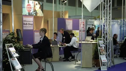 Messestand mit verschiedenen Computerarbeitsplätzen, die mit dem Logo "efa" versehen sind.