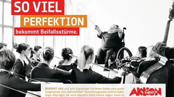 Benedikt Lika sitzt im Rollstuhl und dirigiert ein Orchester. Oben rechts steht der Schriftzug "So viel Perfektion bekommt Beifallsstürme".