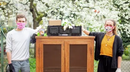 Zwei Helfer*innen von Foodsharing Darmstadt.