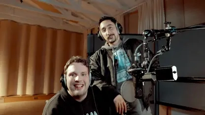 Die Rapper Rolling G und Eko Fresh im Aufnahmestudio. Sie haben beide Kopfhörer auf und lachen in die Kamera.