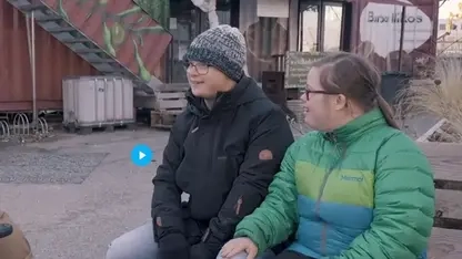 Moderatorin Kübra Sekin besucht eine inklusive Wohngemeinschaft in München