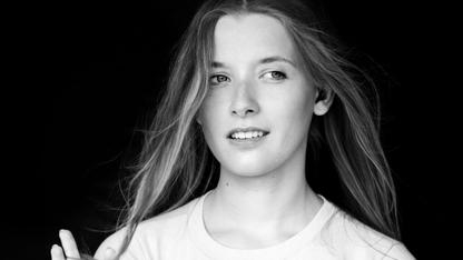 Ein Porträtfoto von Cindy Klink in schwarz-weiß.