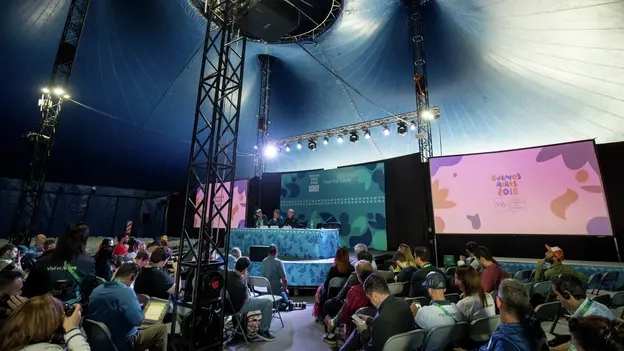 Auf dem Bild ist eine Pressekonferenz zu den Paralympics 2018 in Buenos Aires zu sehen. Vor einer professionell ausgeleuchteten Bühne sitzen Pressevertreter