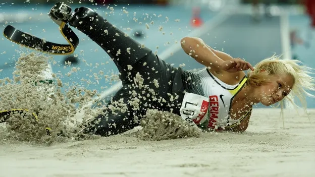 Vanessa Low nimmt am Weitsprung-Finale der Frauen im Olympiastadion in Rio teil. Sie liegt auf der Seite auf dem Boden, vor ihr wird Sand in die Luft gewirbelt
