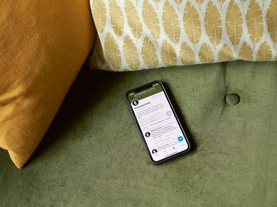 Ein Handy auf dem Sofa