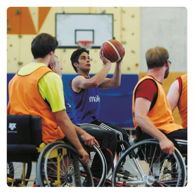 Eine Karte des InkluMemo-Spiels: darauf mehrere Basketballspieler im Rollstuhl. Einer von ihnen hat den Ball in der Hand und bereitet den Wurf vor.
