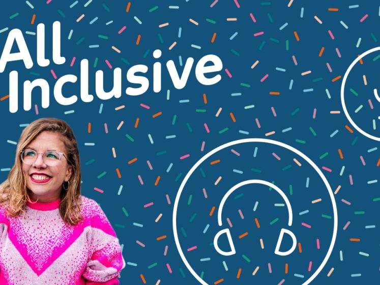 Schriftzug All Inclusive. Darunter Moderatorin Ninia und ein Kopfhörer-Icon.