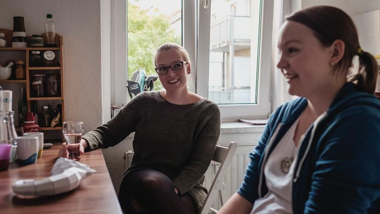 Frauke und Ulrike sitzen am Küchentisch.