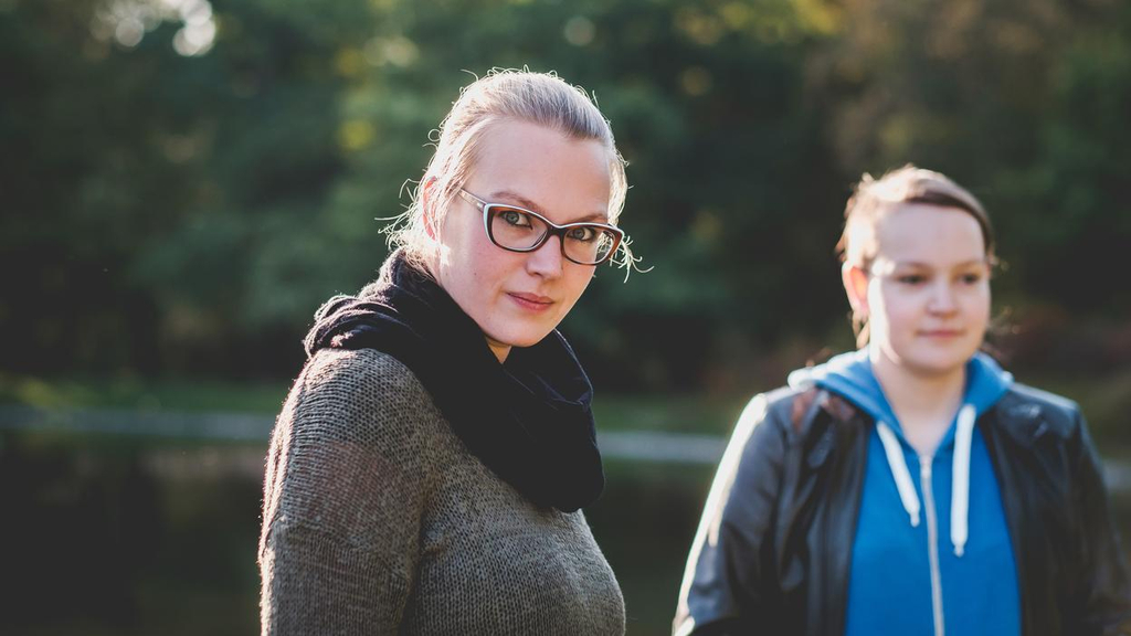 Frauke und Ulrike im Grünen an einem See.