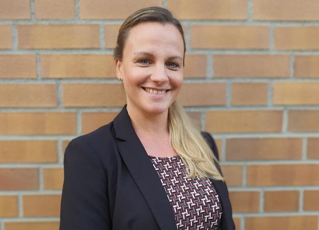 Porträt von Anja Schulz: eine junge Frau mit langen blonden Haaren.