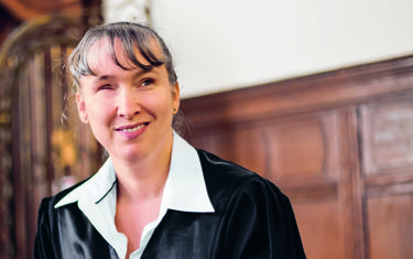 Blinde Juristin in Robe in einem Gerichtssaal