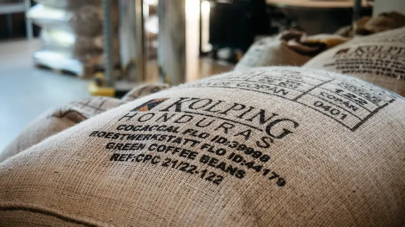 Jute-Sack mit Kaffeebohnen, die von Partner-Produzenten des Kolpingwerks in Honduras stammen.