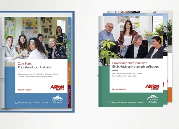 Ein aufgeschlagener Ordner mit eingeordneten Heften. Daneben liegen weitere Hefte.