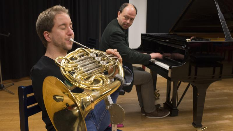 Hornist Felix Klieser wird beim Musizieren am Klavier begleitet